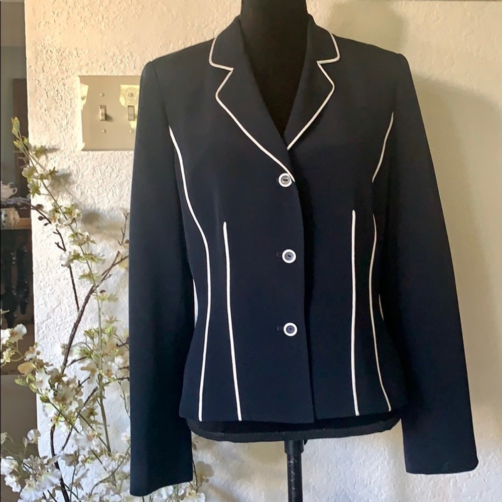 Classic Novello-Bloom Blazer With Piping Detail